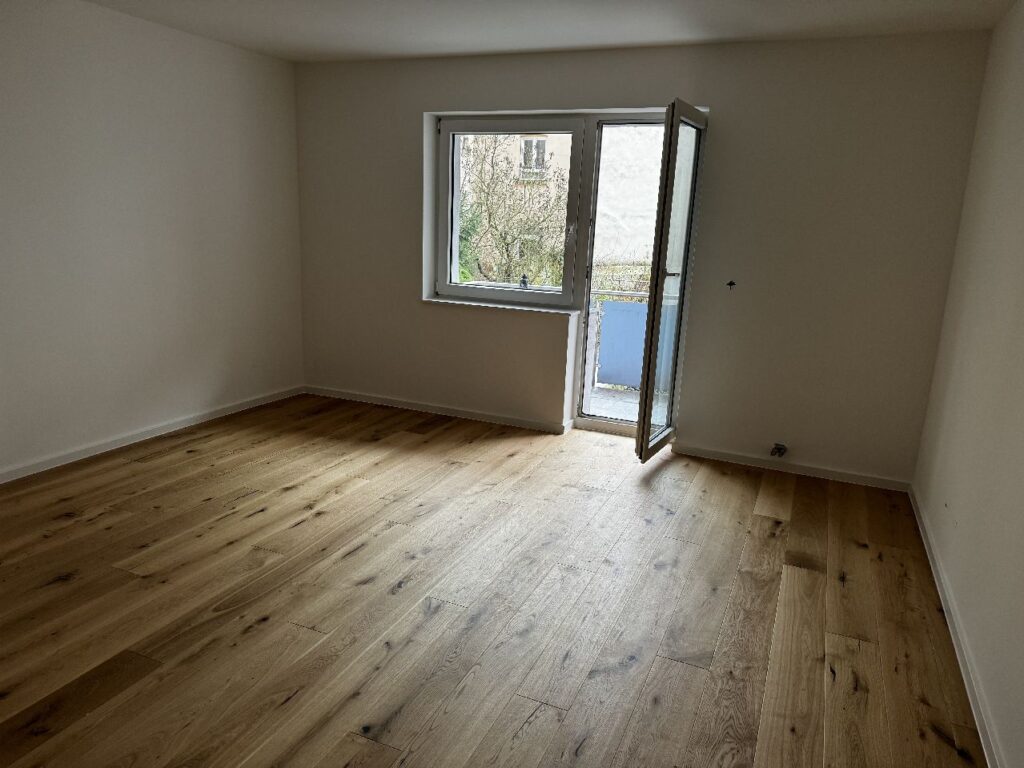 großes Wohnzimmer mit Balkon